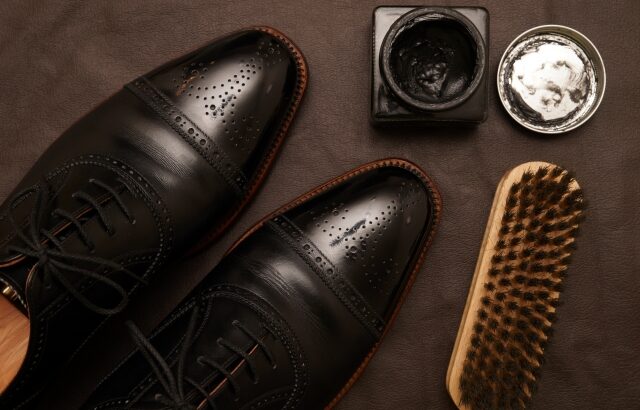 黒い革靴と靴磨きグッズの画像